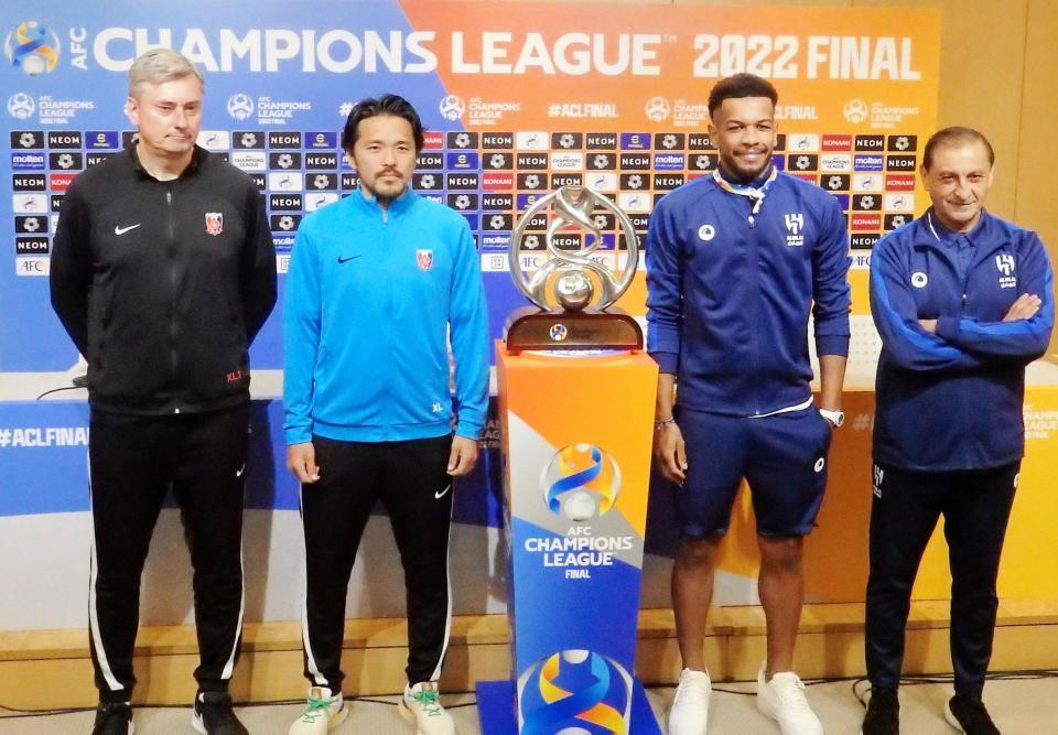 　ＡＣＬの優勝トロフィーの前で記念撮影に臨むスコルジャ監督、ＦＷ興梠（左から）とアルヒラルのラモン・ディアス監督（右端）＝埼玉スタジアム