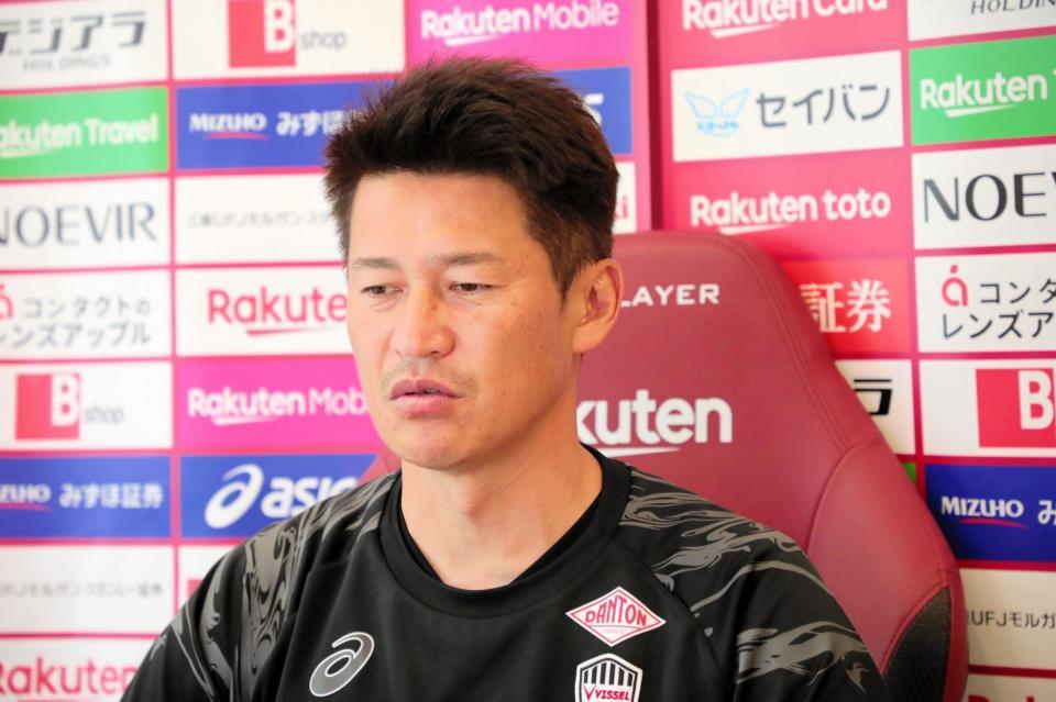 　オンライン取材に応じる吉田監督　©ＶＩＳＳＥＬ　ＫＯＢＥ