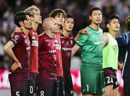 　横浜ＦＣに勝利し、サポーターにあいさつするイニエスタ（左から３人目）ら神戸の選手