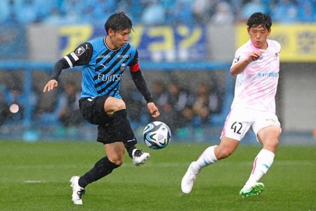 　後半、先制ゴールを決める川崎・脇坂（左）