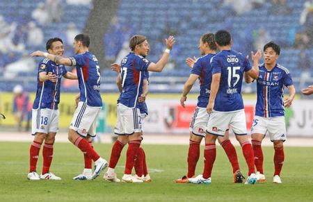 　京都に勝利し、喜ぶ水沼（左端）ら横浜Ｍイレブン