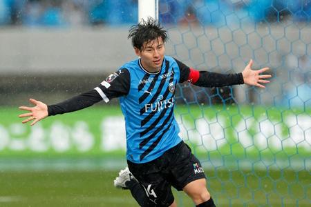 　後半、先制ゴールを決め、駆け出す川崎・脇坂