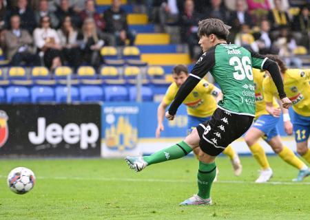 上田ＰＫ２発、今季２０点目　サッカーのベルギー１部