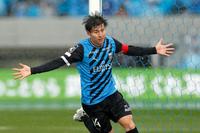 　後半、先制ゴールを決め、駆け出す川崎・脇坂