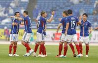 　京都に勝利し、喜ぶ水沼（左端）ら横浜Ｍイレブン