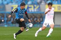 　後半、先制ゴールを決める川崎・脇坂（左）