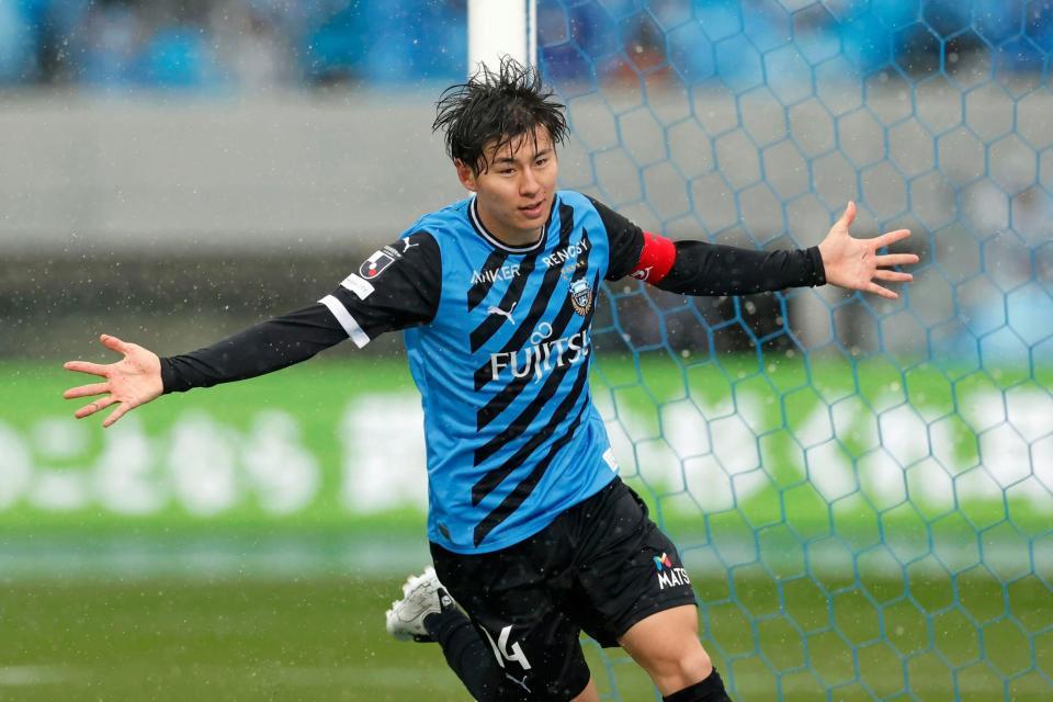 　後半、先制ゴールを決め、駆け出す川崎・脇坂