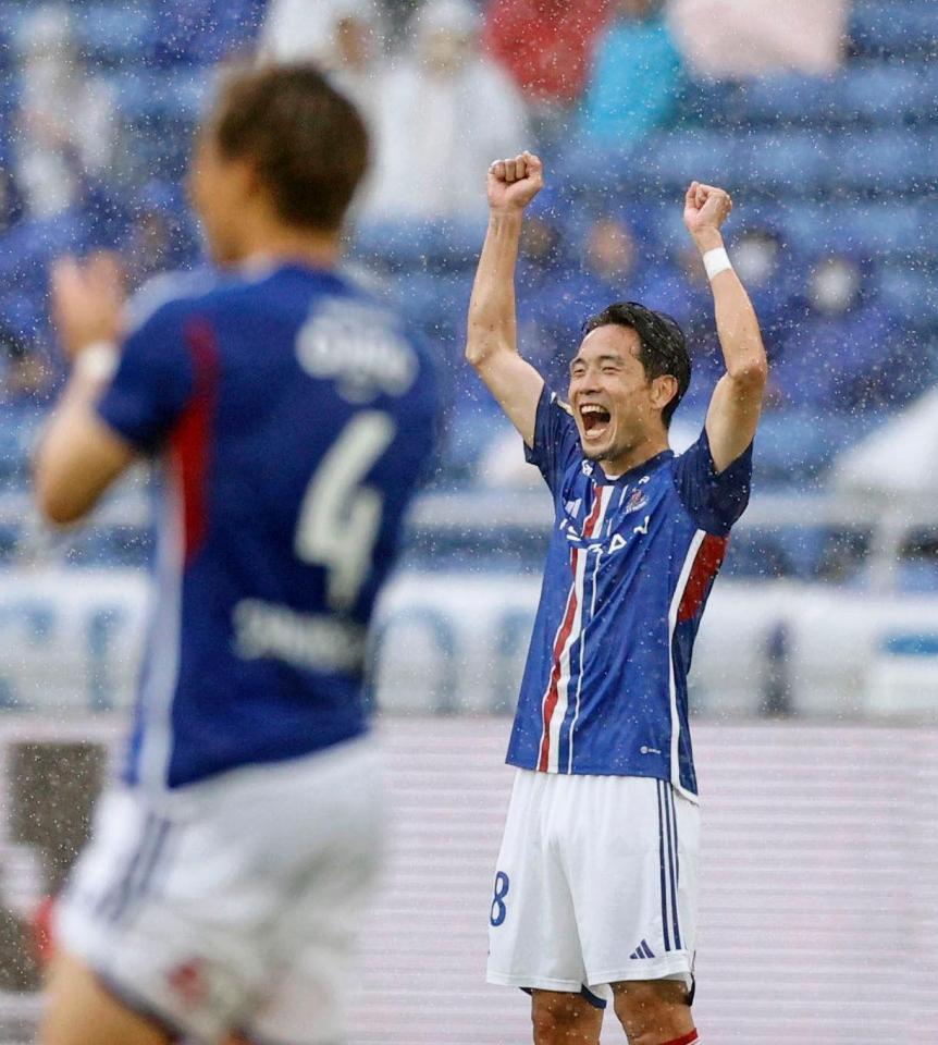 　後半、チーム４点目のゴールを決め、喜ぶ横浜Ｍ・水沼