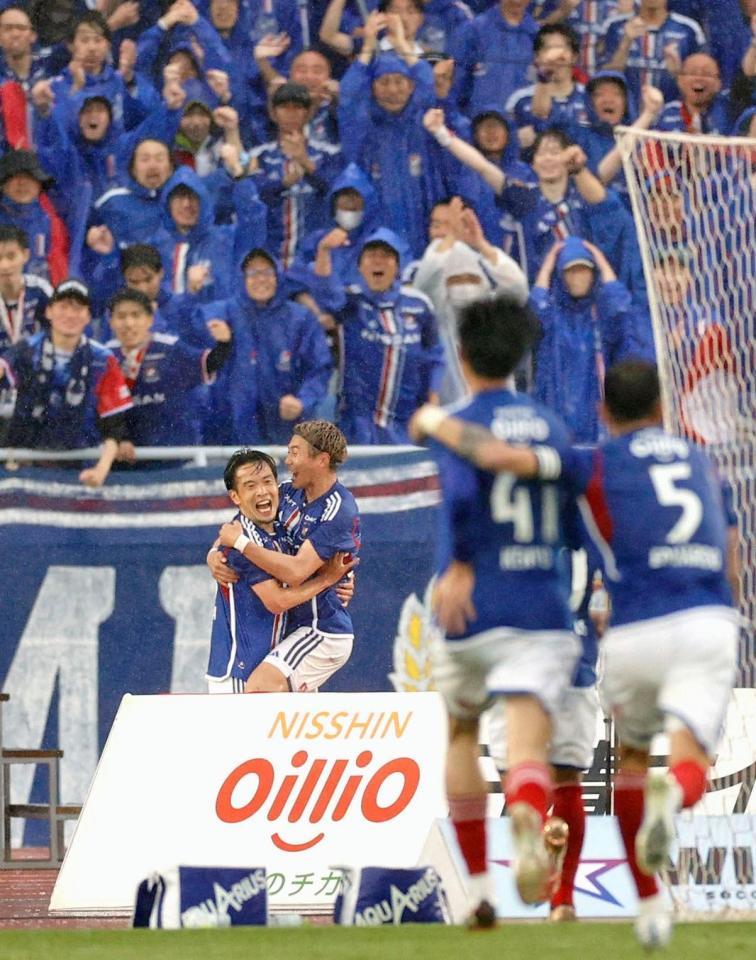 　後半、チーム４点目のゴールを決め、喜ぶ横浜Ｍ・水沼（奥左）ら