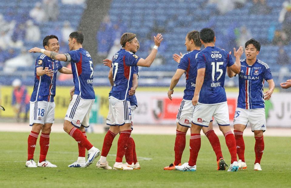 　京都に勝利し、喜ぶ水沼（左端）ら横浜Ｍイレブン