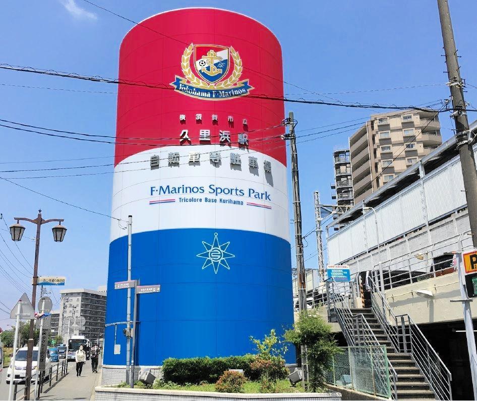 　「Ｆ・マリノススポーツパーク」のグランドオープンでの久里浜駅周辺のトリコロール装飾のイメージ画ⓒ１９９２　Ｙ．ＭＡＲＩＮＯＳ