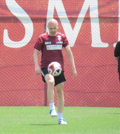 　ボールをトラップするイニエスタ