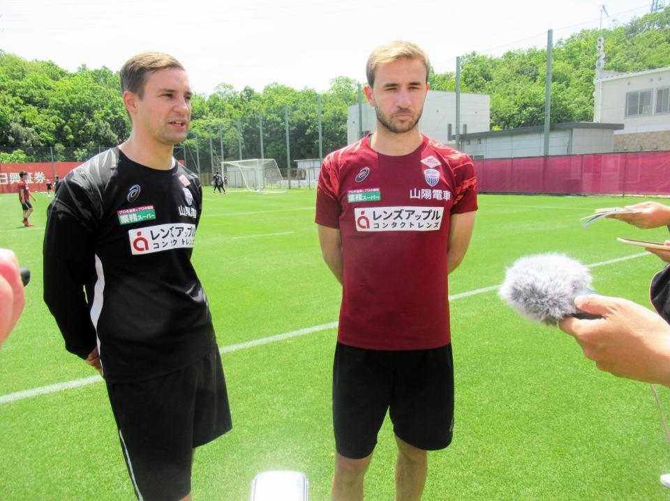 　練習後、取材に応じるサンペール（右）