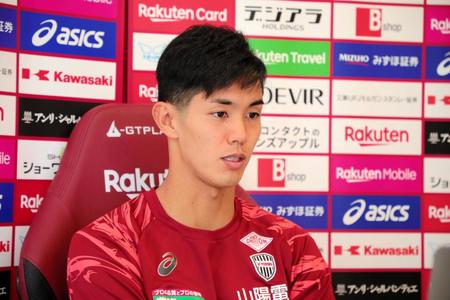 　練習後、オンライン取材に応じる武藤　©ＶＩＳＳＥＬ　ＫＯＢＥ