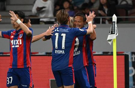 　前半、先制ゴールをきめ喜ぶＦＣ東京・徳元悠平（右）＝撮影・金田祐二