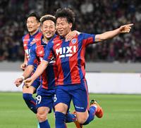 　前半、ゴールを決め喜ぶＦＣ東京・安部柊斗（撮影・金田祐二）
