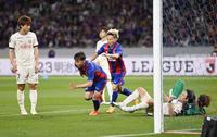 　前半、チーム２点目のゴールを決め、駆け出すＦＣ東京・安部（左から２人目）