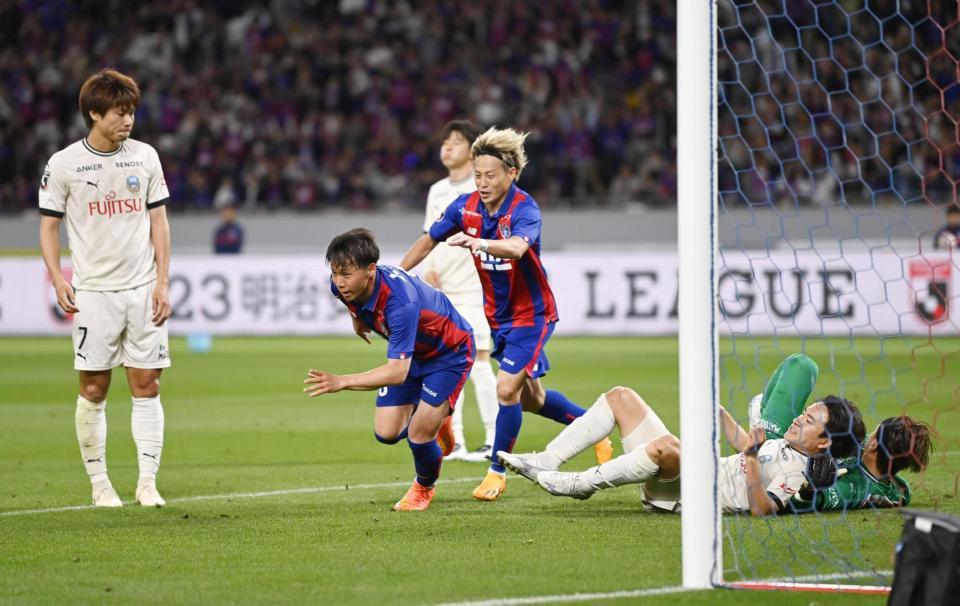 　前半、チーム２点目のゴールを決め、駆け出すＦＣ東京・安部（左から２人目）