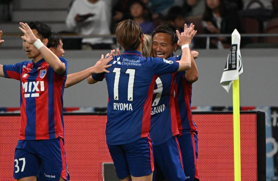 　前半、先制ゴールをきめ喜ぶＦＣ東京・徳元悠平（右）＝撮影・金田祐二