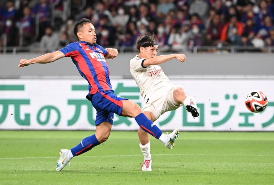後半、川崎・遠野大弥のシュートを阻むＦＣ東京・長友佑都＝国立競技場（撮影・金田祐二）