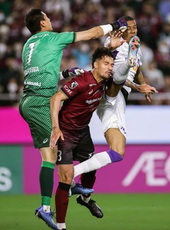 　神戸-広島　後半、神戸のゴール前で競り合うＧＫ前川、神戸・トゥーレル（中央）、広島・ドウグラス（右）＝ノエスタ