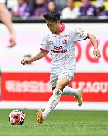 　後半、パスを出すＣ大阪・香川