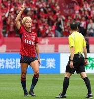 　前半、先制点を決め、木村博之主審（右）の前で天を指す鹿島・鈴木優磨（撮影・吉澤敬太）