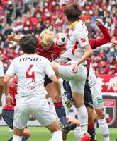 　前半、鹿島・鈴木優磨（中央奥）がヘディングでゴールしたかと思われたが、ビデオ判定でノーゴールとなる（撮影・吉澤敬太）