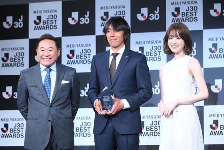 　「明治安田Ｊ３０ベストアウォーズ」ベストゴール、ベストイレブンに選出された中村俊輔氏。左は松木安太郎、右は橋ひかる（撮影・堀内翔）