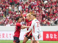 　前半、先制ゴールを決め天を指す鹿島・鈴木（中央）。手前は呆然とする名古屋のユンカー（撮影・吉澤敬太）