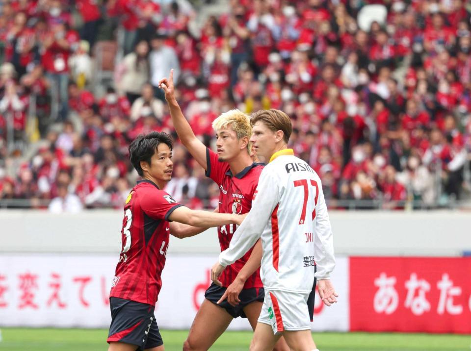 　前半、先制ゴールを決め天を指す鹿島・鈴木（中央）。手前は呆然とする名古屋のユンカー（撮影・吉澤敬太）