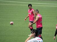 　炎天下、フルメニューをこなしたＣ大阪・香川真司（奥）