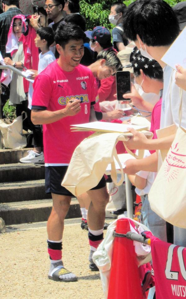 　練習後、ファンにサインするＣ大阪・香川真司