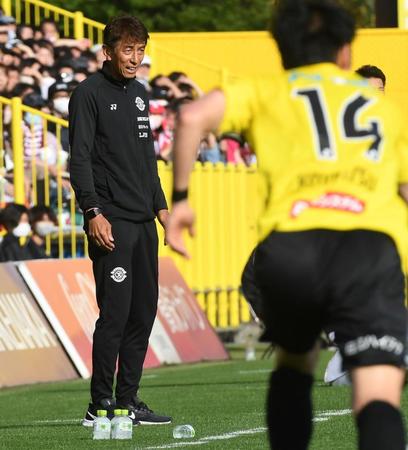 　前半、試合を見つめる井原新監督（撮影・三好信也）