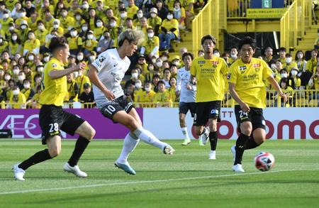 　前半、先制ゴールを決める大迫（左から２人目）＝撮影・三好信也