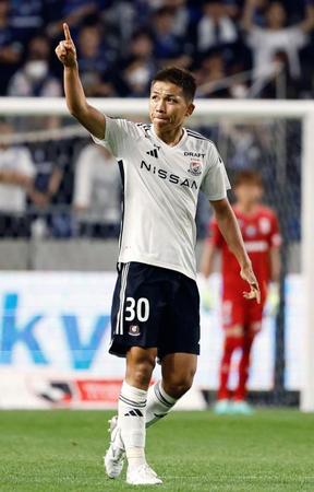 　前半、先制ゴールを決め喜ぶ横浜Ｍ・西村