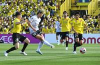 　前半、先制ゴールを決める大迫（左から２人目）＝撮影・三好信也