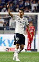 　前半、先制ゴールを決め喜ぶ横浜Ｍ・西村