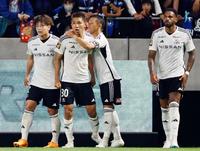 　前半、先制ゴールを決め、祝福される横浜Ｍ・西村（左から２人目）