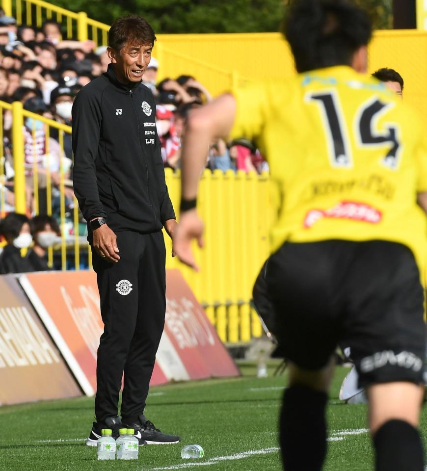 　前半、試合を見つめる井原新監督（撮影・三好信也）