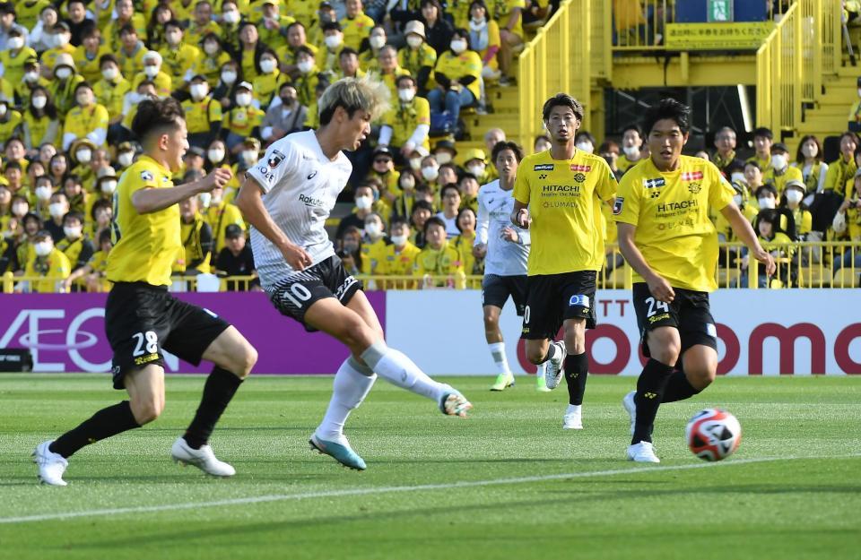 　前半、先制ゴールを決める大迫（左から２人目）＝撮影・三好信也