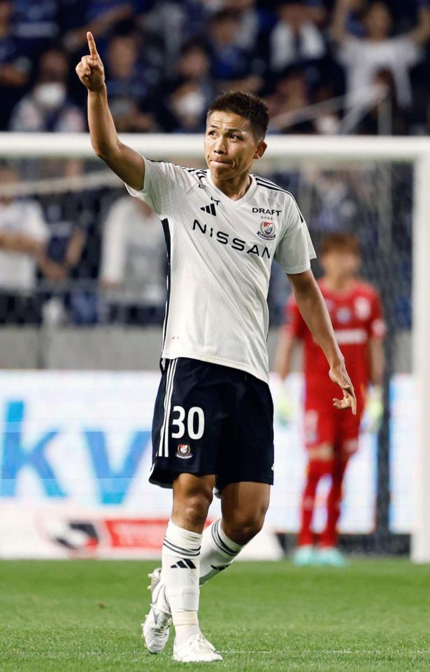 　前半、先制ゴールを決め喜ぶ横浜Ｍ・西村