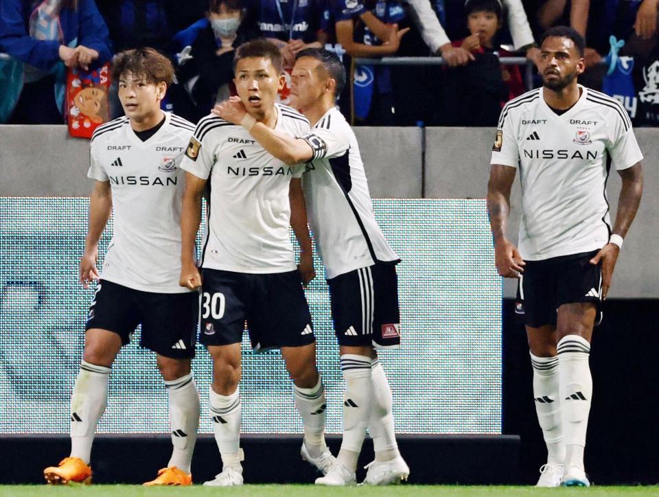 　前半、先制ゴールを決め、祝福される横浜Ｍ・西村（左から２人目）