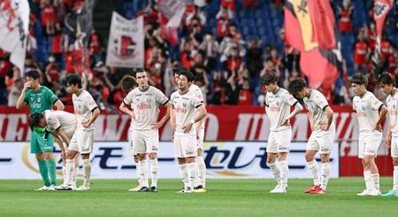 　浦和に敗れ、肩を落とす川崎イレブン