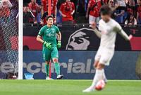 　後半、オウンゴールで浦和に勝ち越しを許し、肩を落とす川崎・ＧＫ鄭成龍