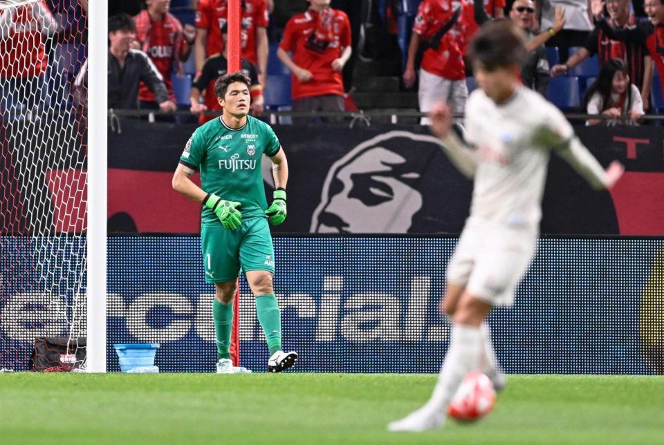 　後半、オウンゴールで浦和に勝ち越しを許し、肩を落とす川崎・ＧＫ鄭成龍