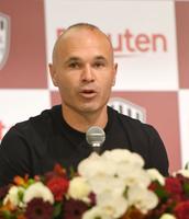 　会見するイニエスタ（撮影・北村雅宏）