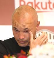 　会見中、目に手をやるイニエスタ（撮影・北村雅宏）