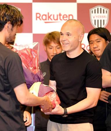 　山口蛍（左）から花束を受け取るイニエスタ