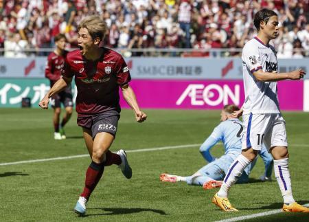 　神戸-ＦＣ東京　前半、チーム２点目のゴールを決め、駆け出す神戸・大迫（左）＝ノエスタ